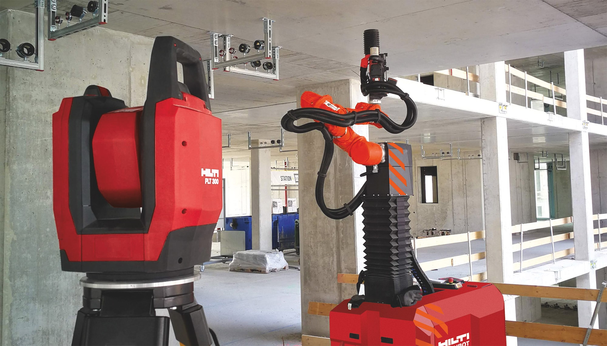 La estación completa Hilti PLT 300 y el robot de perforación Jaibot en una obra realizando la instalación MEP.