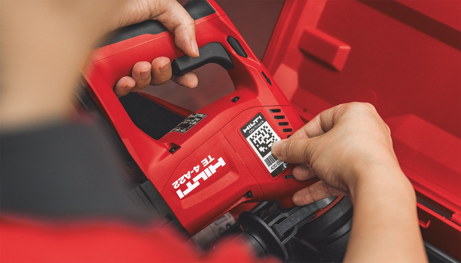 Etiquetage d'un outil Hilti avec une étiquette ON!Track