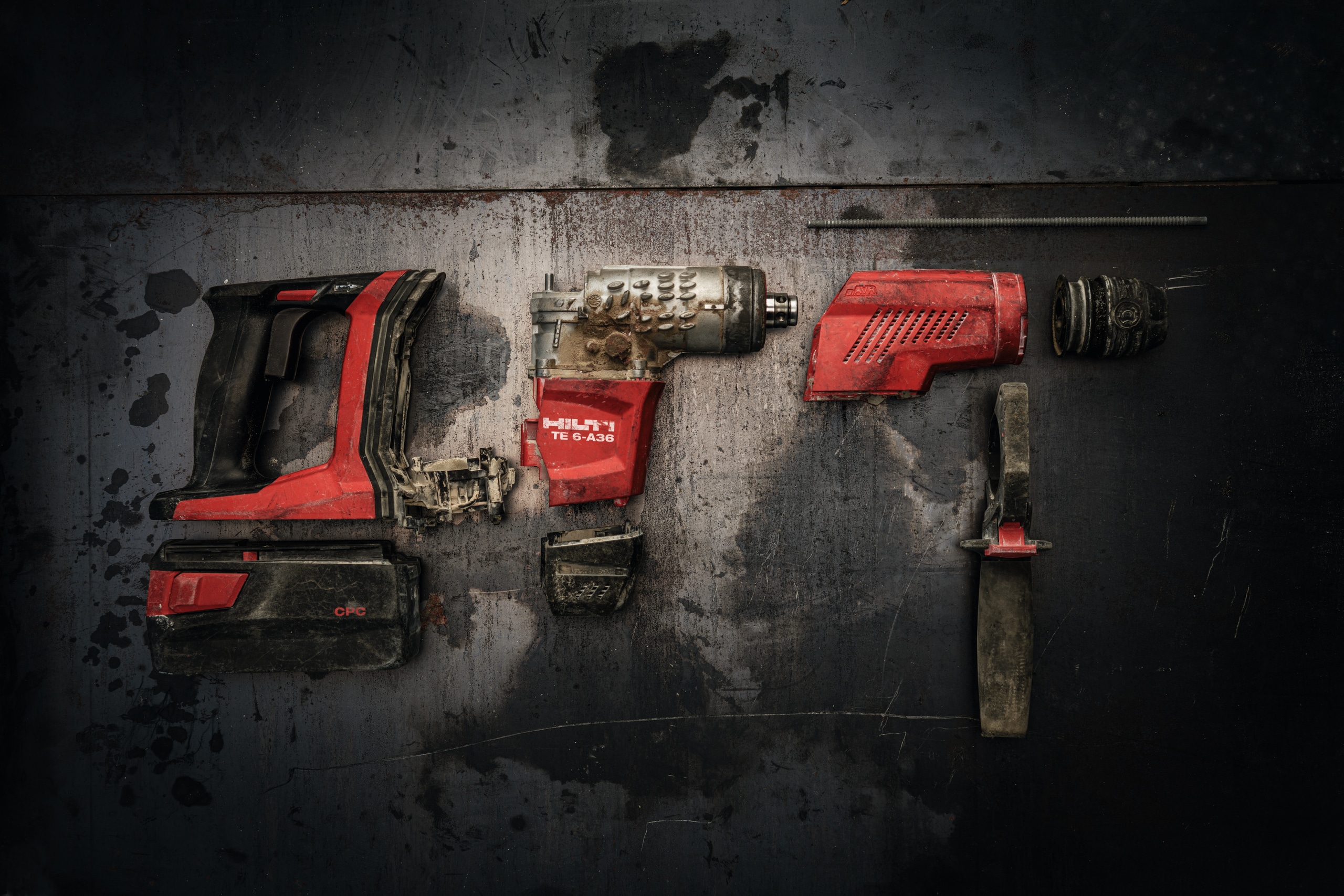 Un martillo perforador Hilti desmontado en 3 piezas