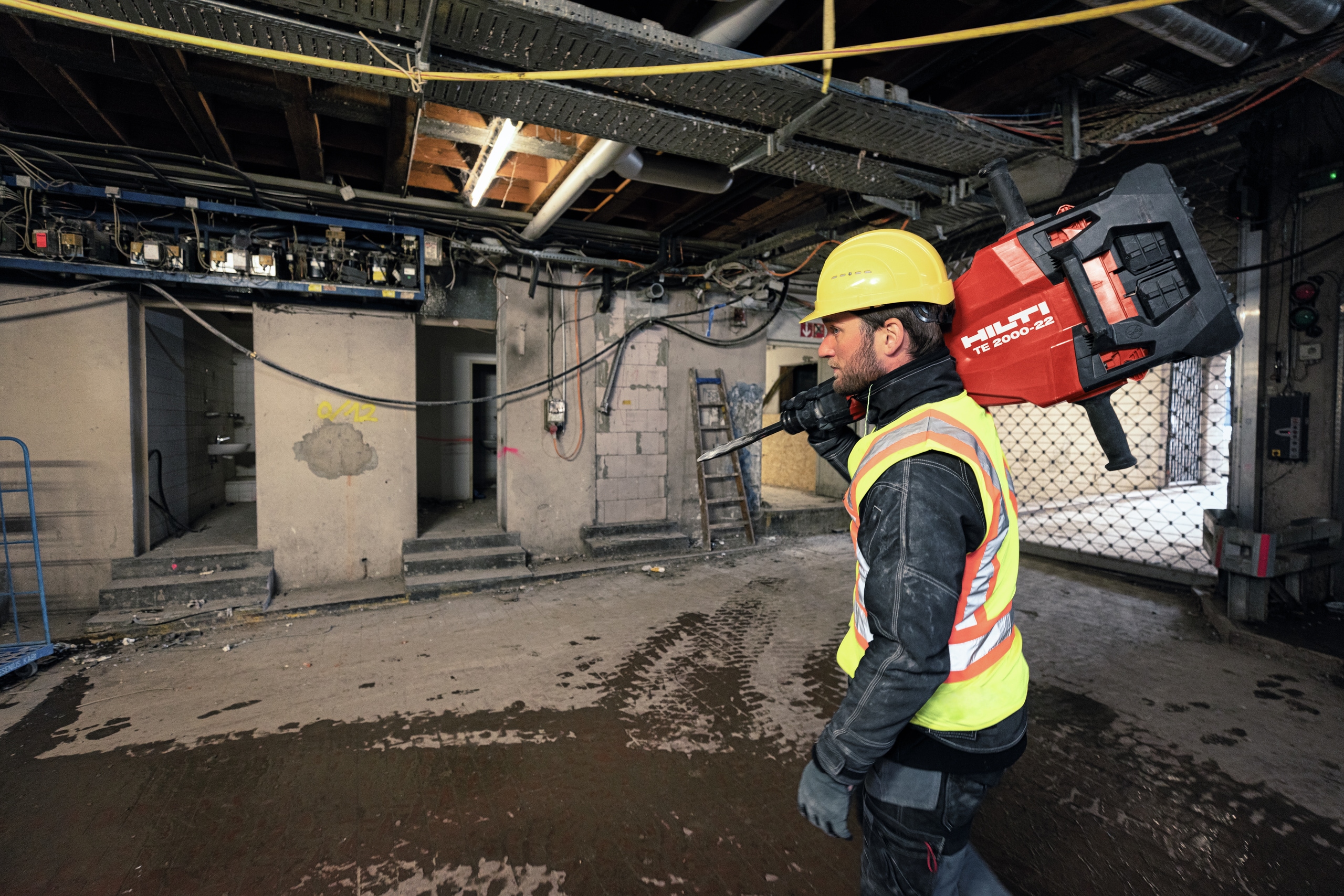 Utilización del cincel TE 2000 en una obra al hombro