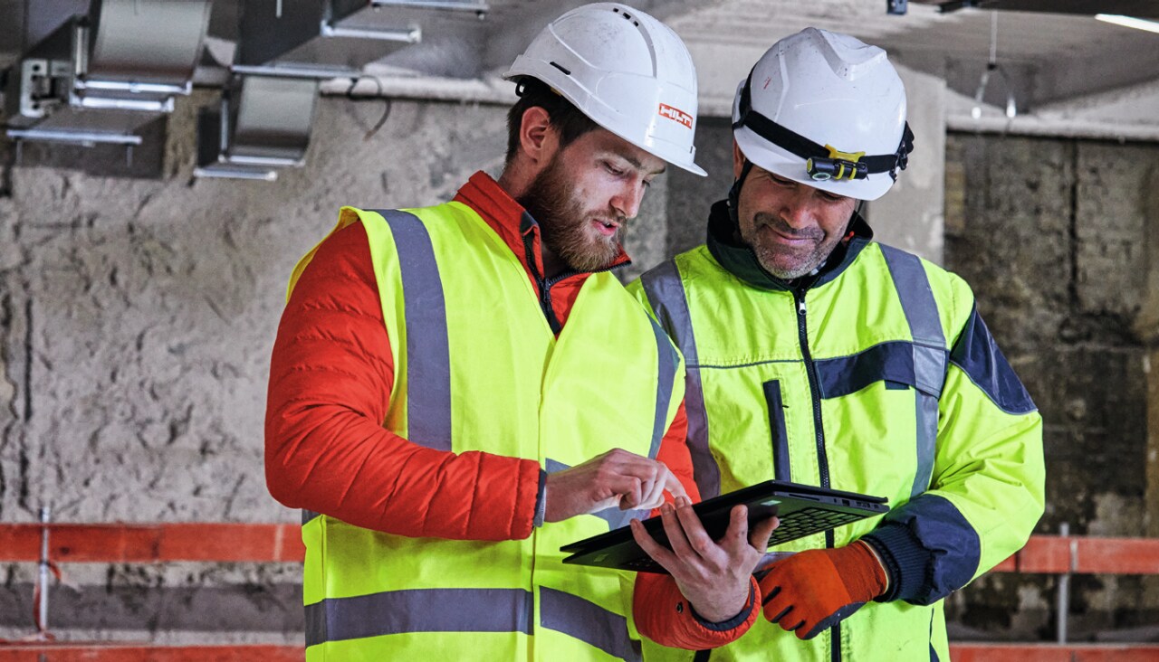 Un asesor de ventas de Hilti explica la aplicación Hilti Channel Calculator a un cliente