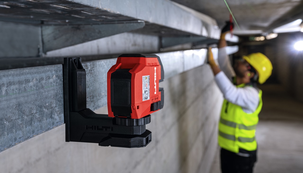 Alineación de rieles con un láser multilínea Hilti