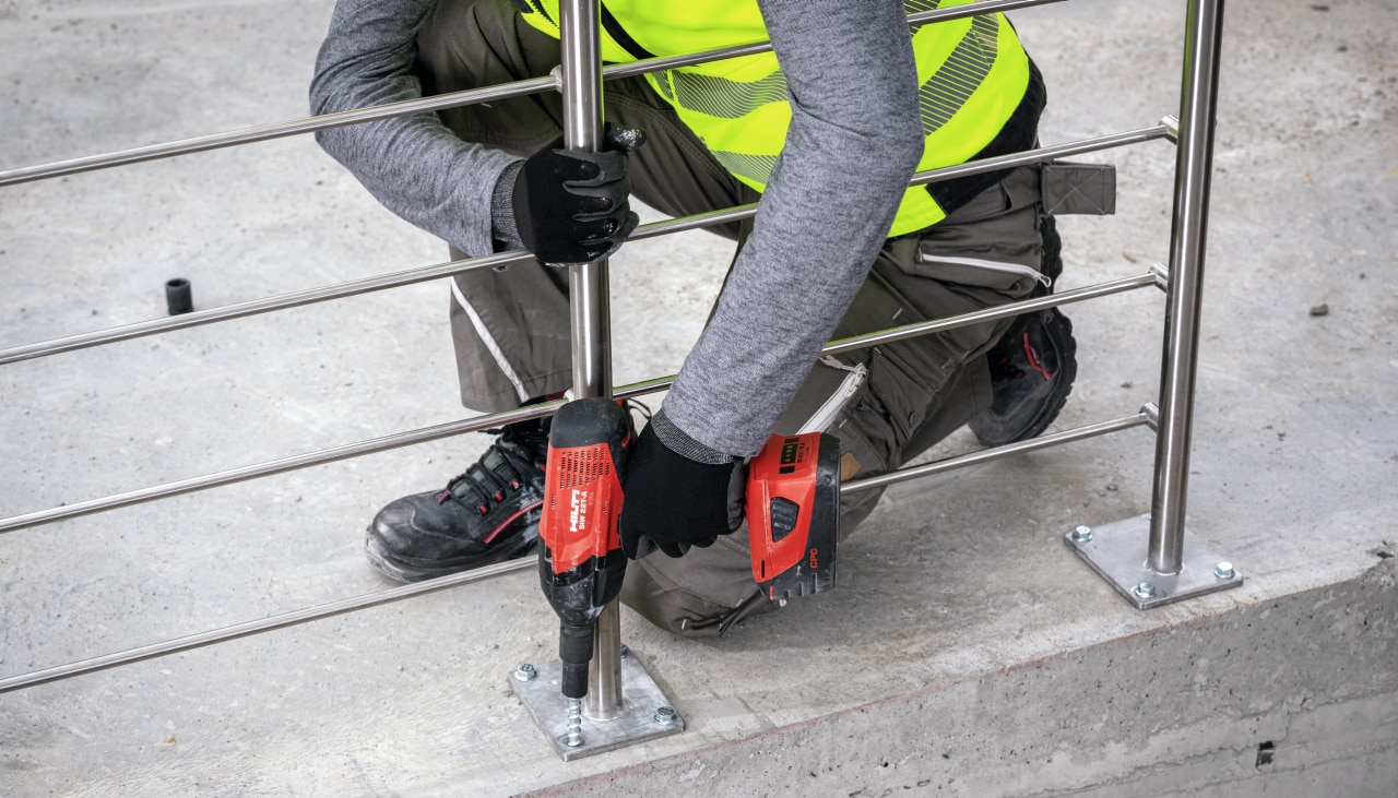 Fijación de anclajes con una atornilladora Hilti.