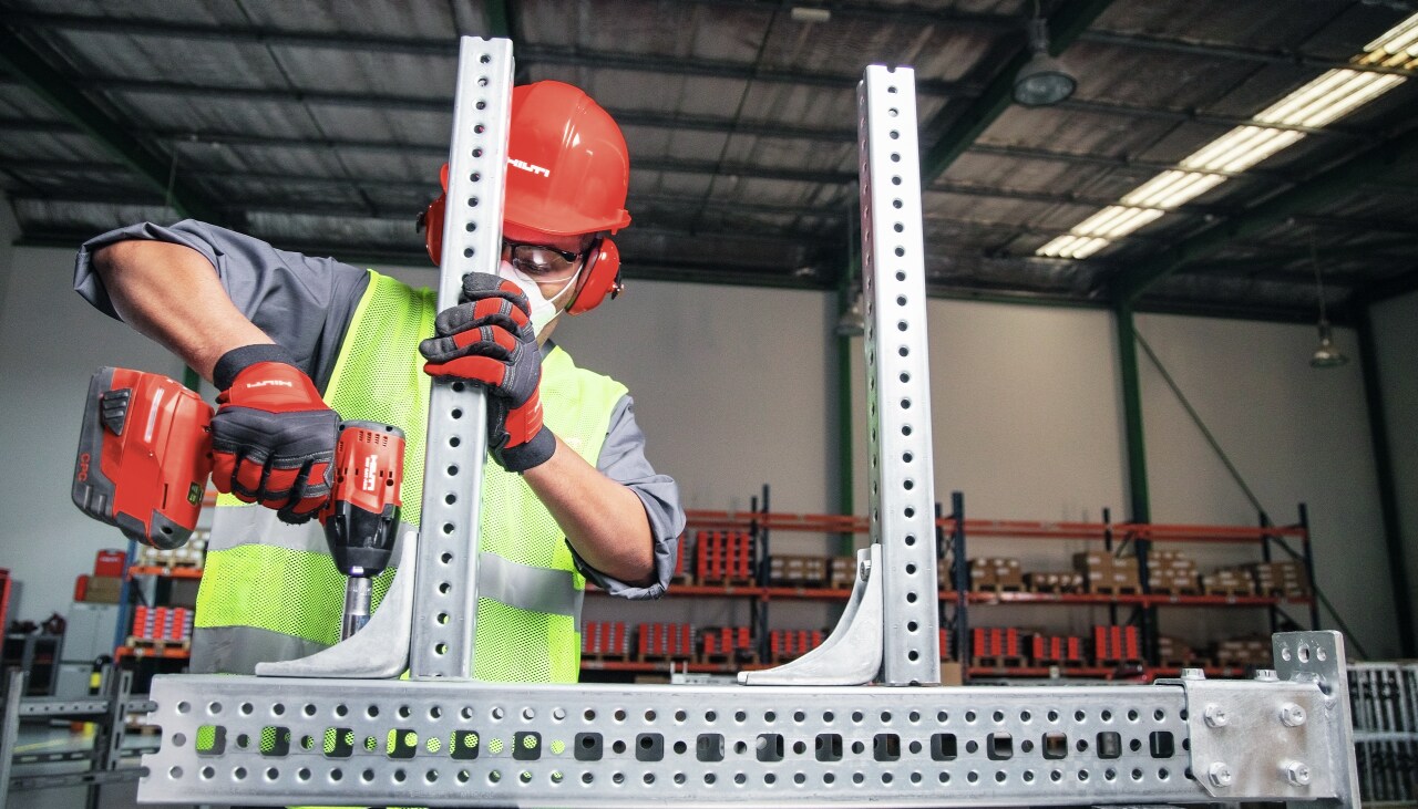 Un operario de Hilti fija soportes para cables eléctricos