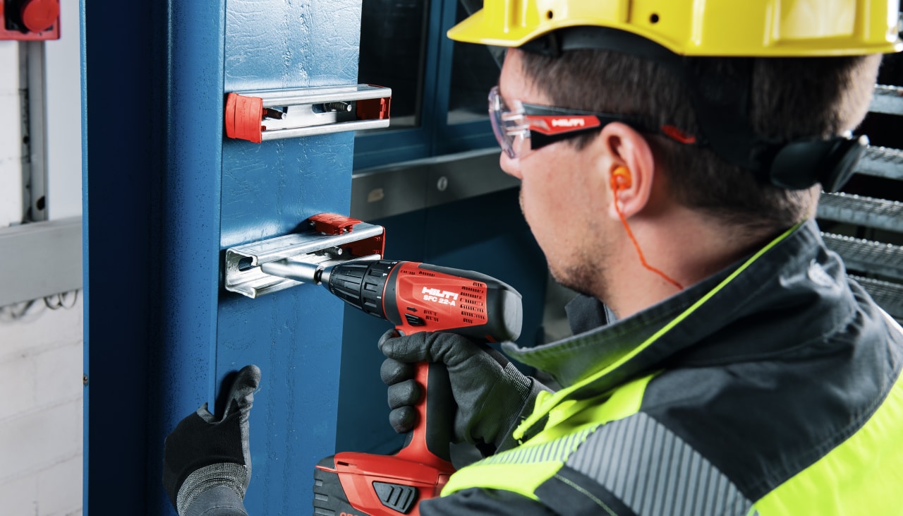 Un trabajador Hilti fija anclajes en acero
