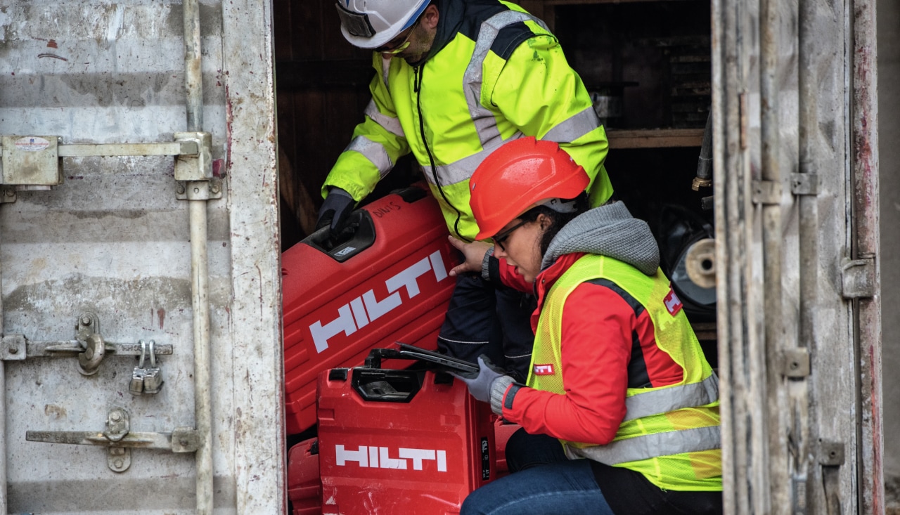 Una agente de Hilti entrega maletines de herramientas