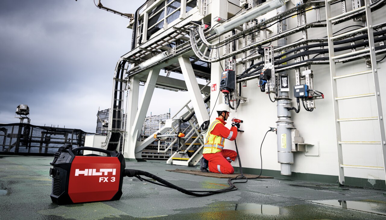 Un operario de Hilti realiza una fijación en acero con el FX 3