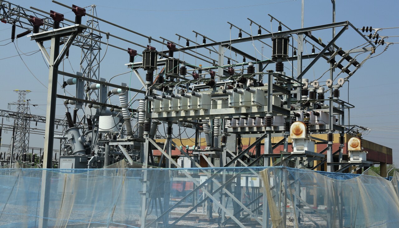 Transformadores, soportes para cables de alta tensión