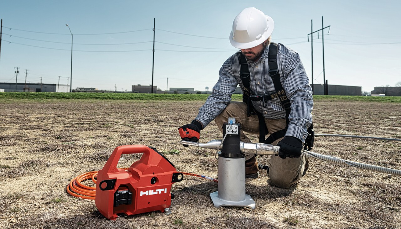 Un cliente de Hilti utiliza la bomba hidráulica sin cable NUN10K-22 en su obra