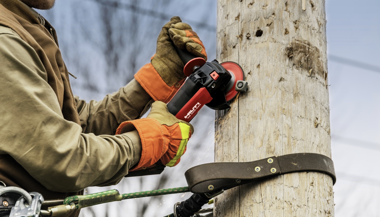 Un trabajador utiliza la amoladora AG 500-A22 sobre madera