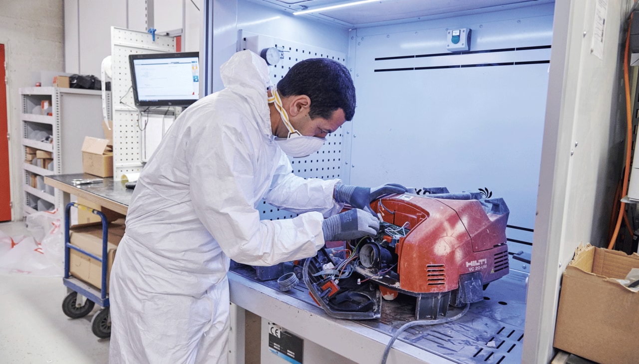 Réparation d’une scie circulaire dans un centre de réparation Hilti 