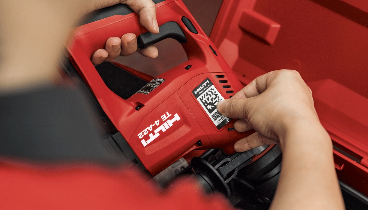 Etiqueta ON!Track colocada en un taladro perforador a batería Hilti TE 4-A22