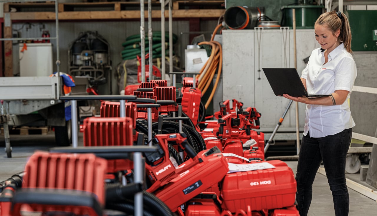 Preparación de herramientas Fleet de Hilti por una representante comercial