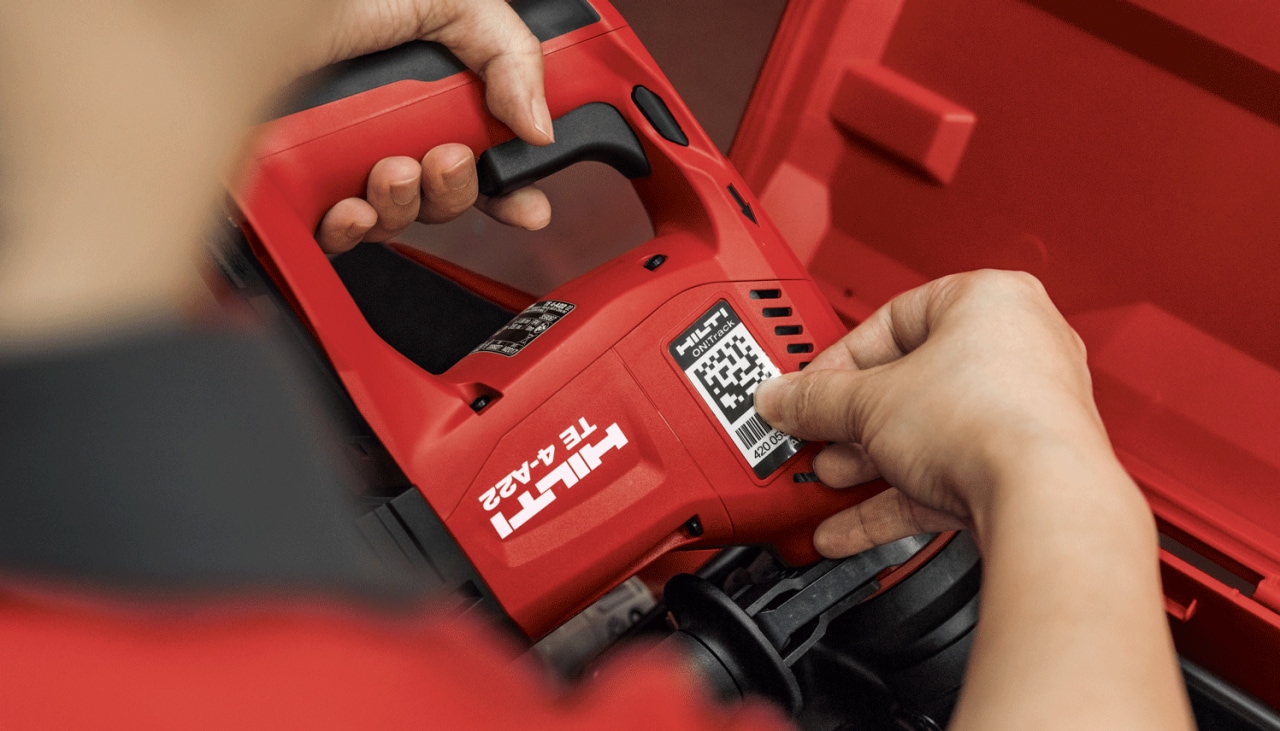 Un técnico de Hilti equipa un TE A22 con la etiqueta QR del sistema ON!Track