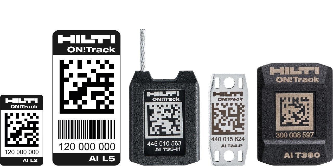 Cada activo tiene una identificación única y puede etiquetarse con Bluetooth o códigos de barras y gestionarse usando una solución de gestión de equipos de construcción. Solución en la nube, disponible las 24 horas
