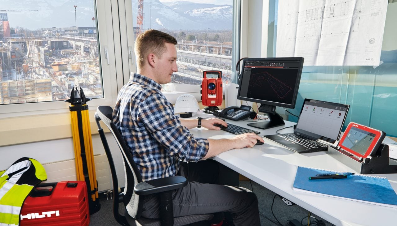 Ingeniero utilizando las soluciones y el software de implantación de Hilti