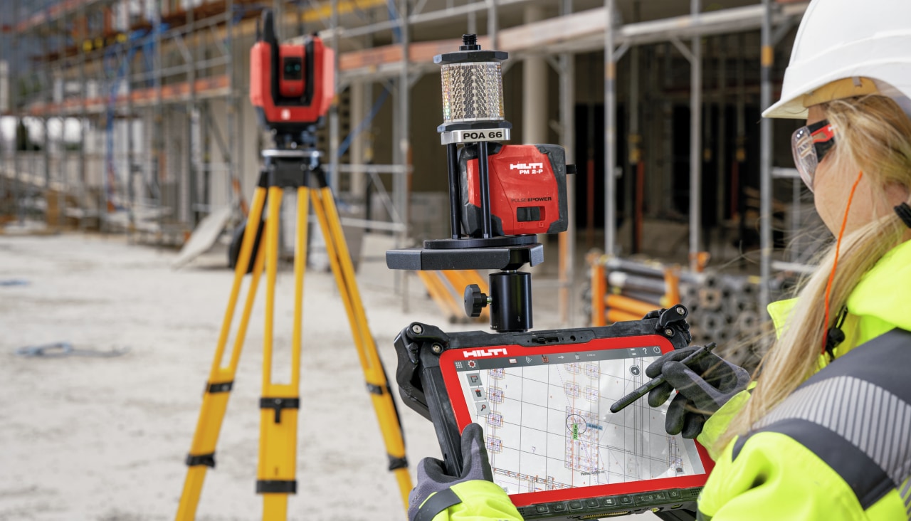 Uso de una herramienta de implantación Hilti en una obra de construcción