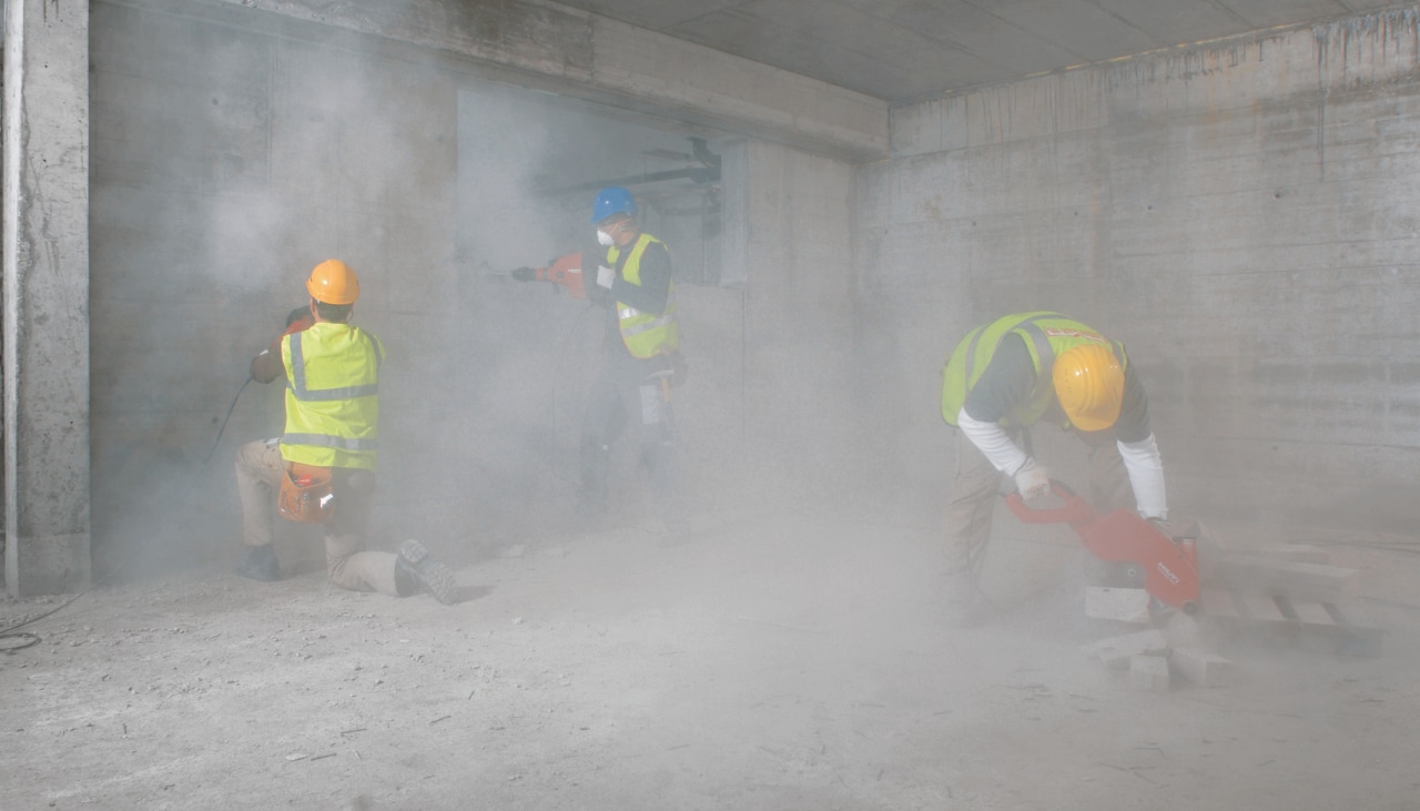 3 hombres trabajan en el polvo de una obra