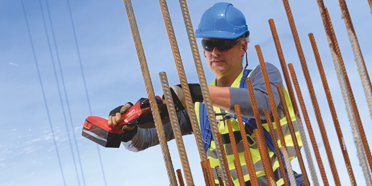 Trabajador de la construcción cortando corrugado con una amoladora angular a batería AG 600-A36 con Control activo de par (ATC) que ayuda a evitar el retroceso