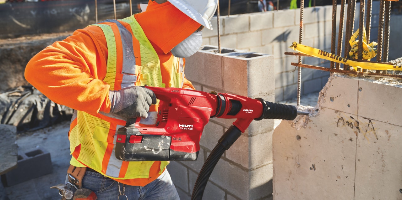 Trabajador de la construcción utilizando un martillo combinado a batería TE 60-A36 con Control activo de par (ATC) que ayuda a evitar el retroceso