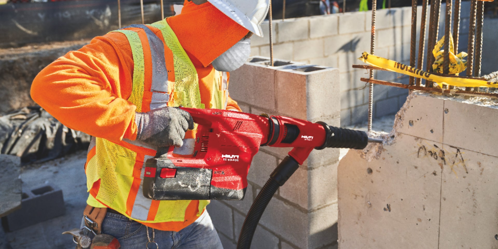 Trabajador de la construcción utilizando un martillo combinado a batería TE 60-A36 con Control activo de par (ATC) que ayuda a evitar el retroceso