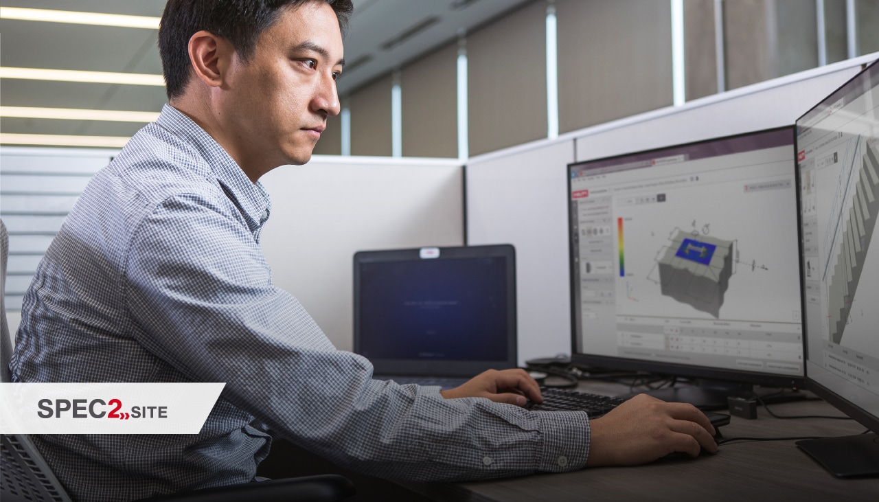 Un ingeniero trabaja con el software PROFIS Engineering