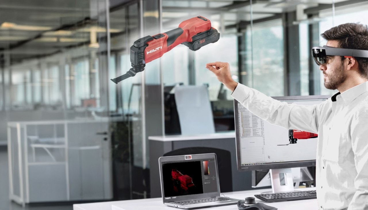 Un colaborador de Hilti visualiza una herramienta multifunción en 3D con gafas de realidad aumentada