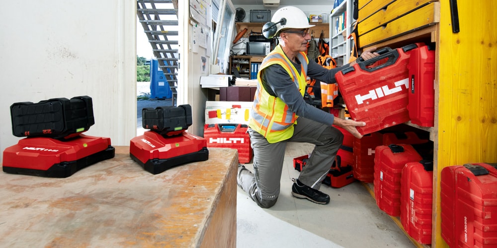 Baterías Nuron junto a un jefe de obra guardando una caja de herramientas hilti