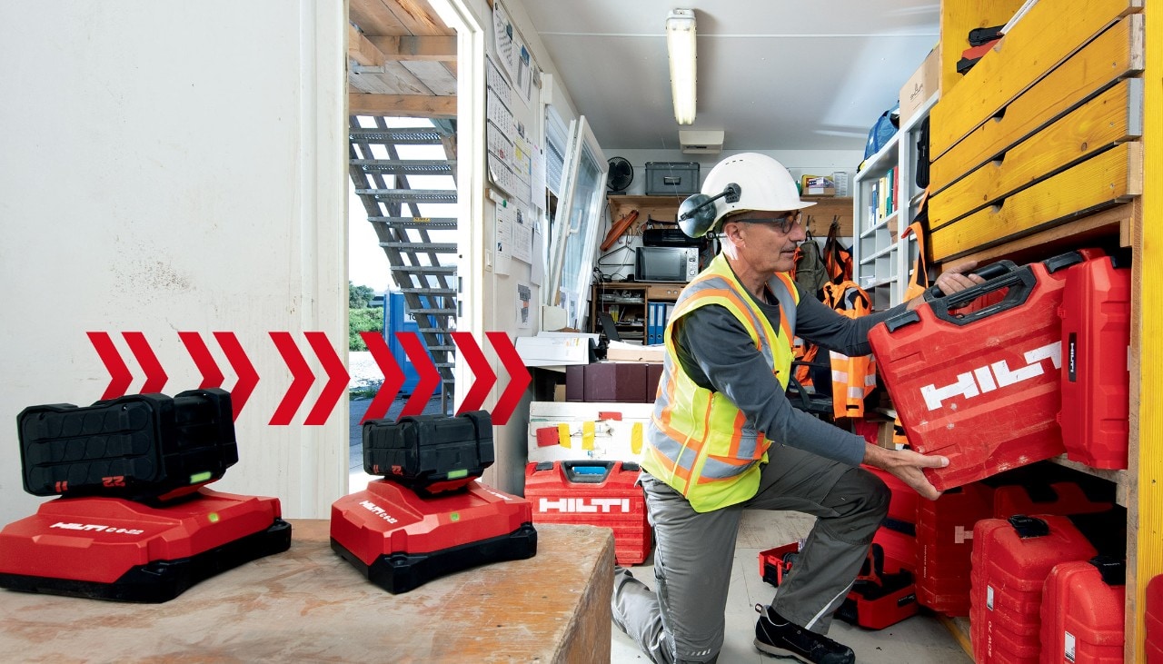2 baterías Nuron, un hombre guarda un maletín de herramientas Hilti