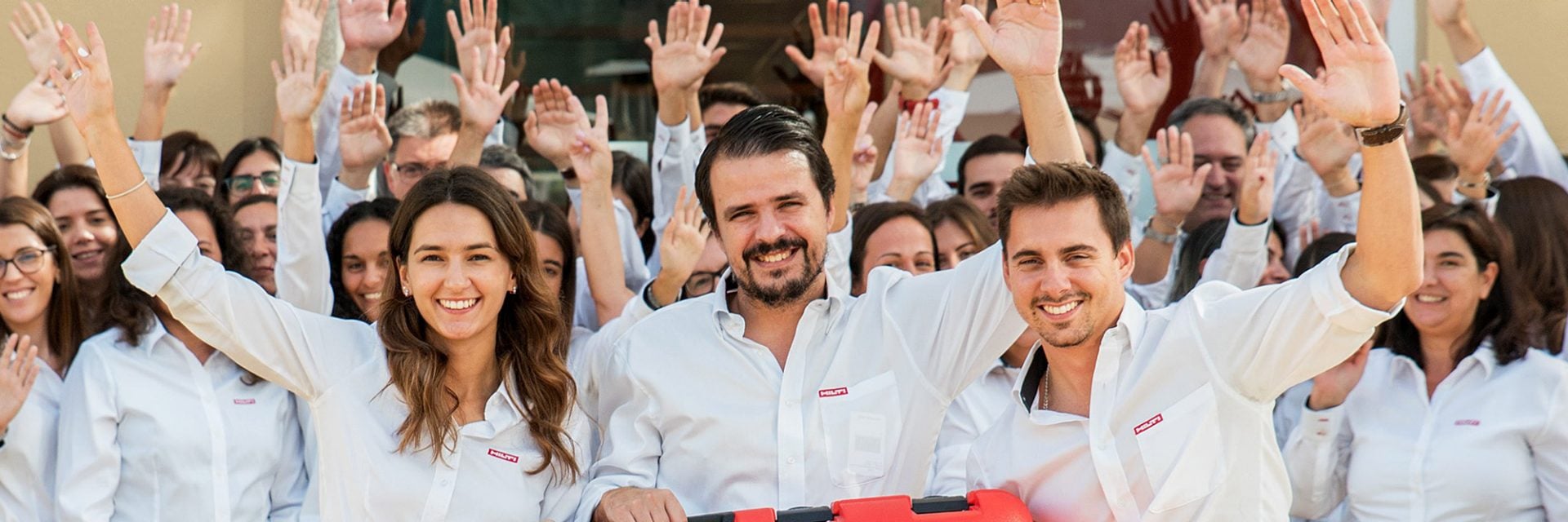 Photo de groupe d'employés Hilti en chemises blanches