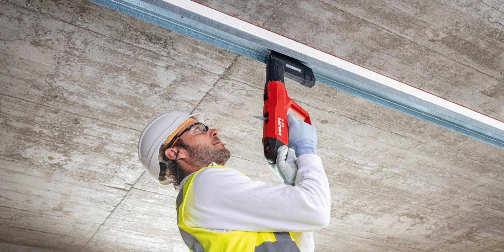 Fixation de rail au plafond avec le cloueur à poudre DX 6