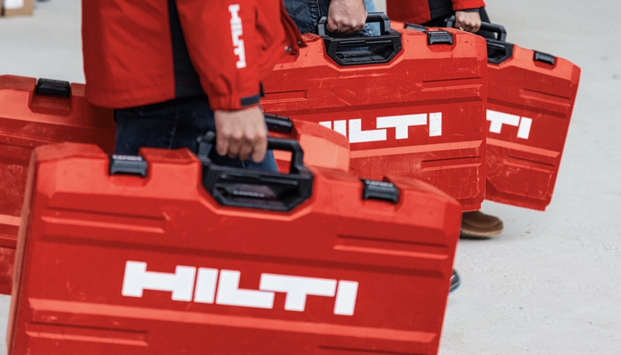 Fotos de representantes con maletines Hilti en mano