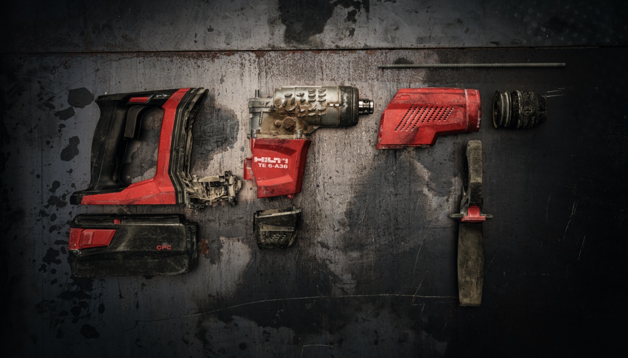Un martillo perforador Hilti desmontado en 3 piezas