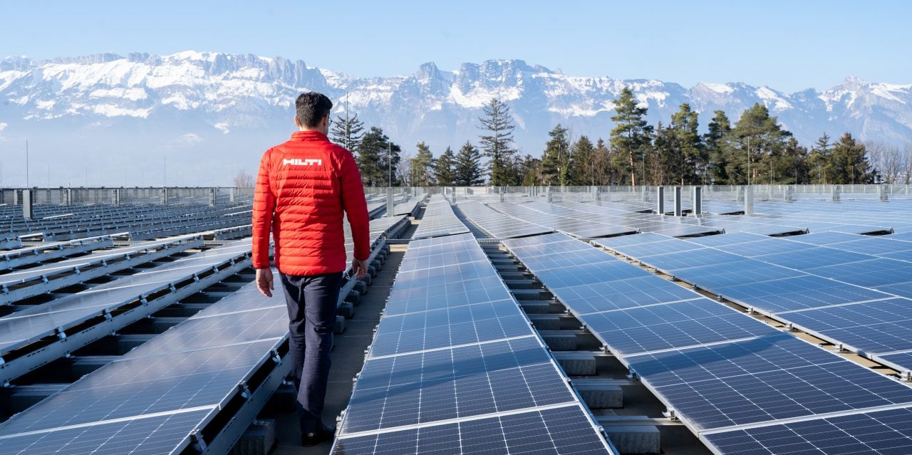 Trabajador de Hilti recorriendo una zona cubierta de paneles solares