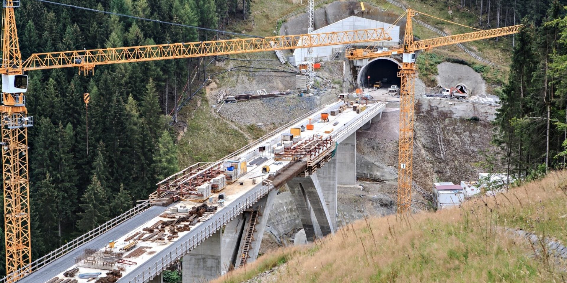 Construcción de puentes y túneles