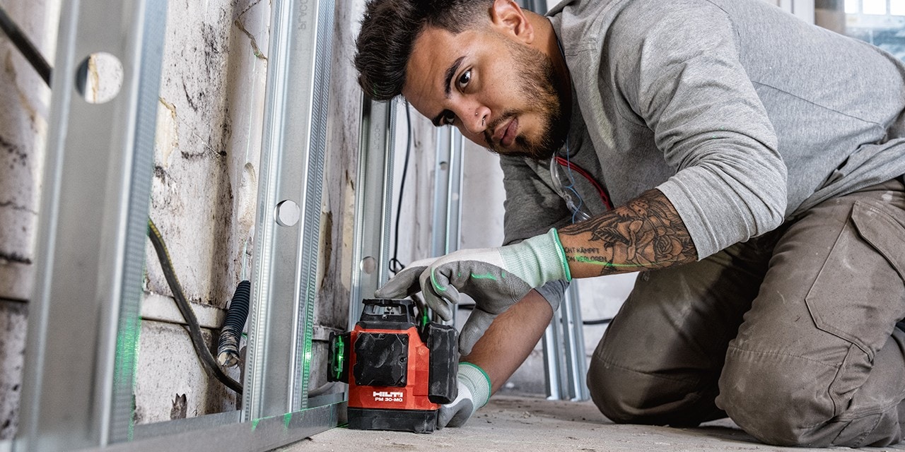 Un operario utiliza el láser multilinea de Hilti.