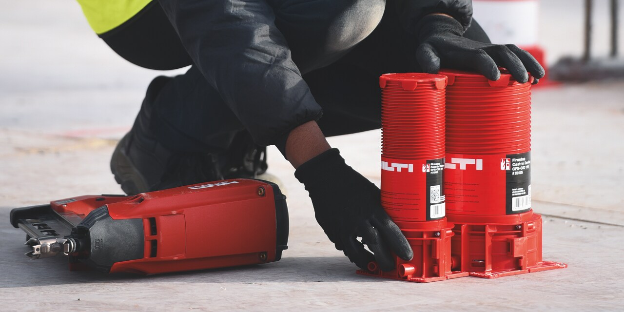 Los Manguitos intumescentes contra incendios Hilti para cables y tuberías siendo colocados en losas de hormigón