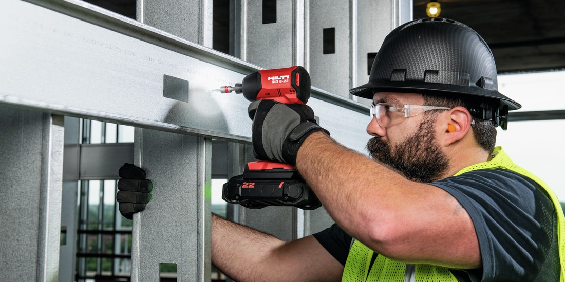 Mallette rouge Hilti sur un chantier