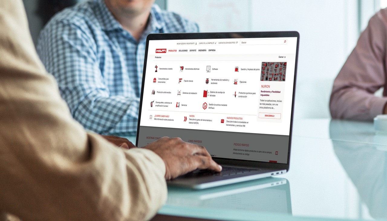 Un cliente de Hilti consulta el catálogo en la página web de Hilti