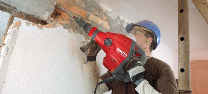 Martillo rompedor TE 700-AVR SDS-Max Potente martillo rompedor SDS Max (TE-Y) para tareas pesadas de cincelado de hormigón y mampostería, con sistema de reducción activa de la vibración (AVR) Aplicaciones 1