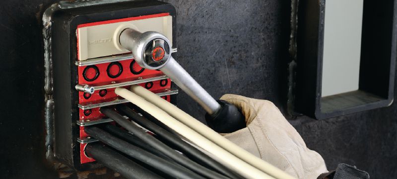 Kits de compresión de cuñas CFS-T Kit de compresión de cuñas que agiliza y facilita la creación de un sello estanco y eficaz en marcos de tránsito de cables Aplicaciones 1