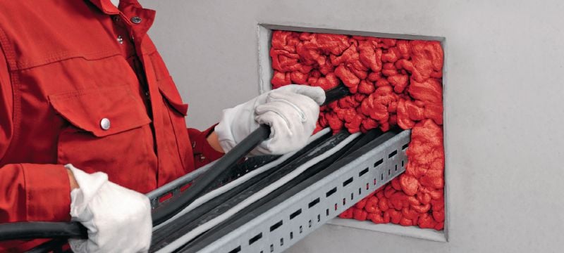 Espuma intumescente CFS-F FX Espuma intumescente de fácil instalación que ayuda a crear una barrera contra el fuego y el humo en atravesamientos de cables y mixtos Aplicaciones 1