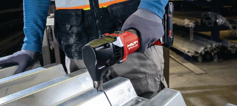 Cizalla a batería SPN 6-22 RN Cizalla a batería de alta capacidad para el corte de perfiles de metal con mayor velocidad y un nivel de deformación mínimo (plataforma de batería Nuron) Aplicaciones 1