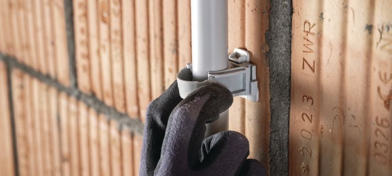 Abrazadera para conductos X-EKSC MX (02) Abrazadera de conductos con bloqueo optimizada para clavos en tiras y compatible con una amplia variedad de métodos de fijación y materiales base Aplicaciones 1