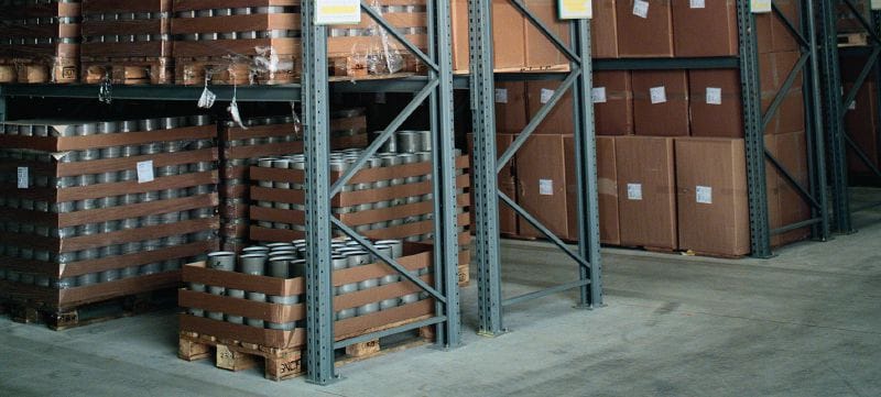 Anclaje acuñado HSA Anclaje acuñado de alto rendimiento para cargas estáticas a diario en hormigón no fisurado (acero al carbono) Aplicaciones 1