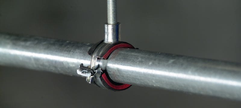 Abrazadera de tuberías de cierre rápido MPN-QRC (con aislamiento acústico) Abrazadera de tuberías galvanizada de alto rendimiento con cabezal de conexión rápida que maximiza la productividad en aplicaciones de carga media Aplicaciones 1