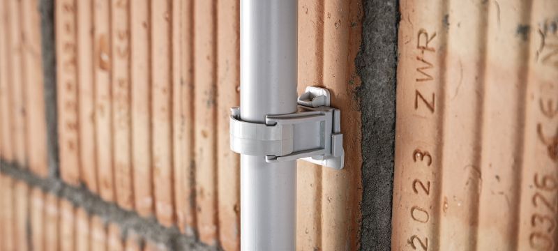 Abrazadera para conductos X-EKSC MX (02) Abrazadera de conductos con bloqueo optimizada para clavos en tiras y compatible con una amplia variedad de métodos de fijación y materiales base Aplicaciones 1
