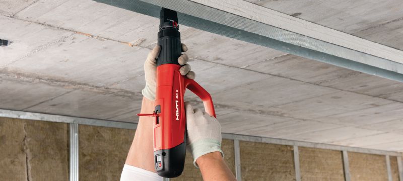 Herramienta de fijación directa con pólvora DX 5-F8 Herramienta de fijación directa con pólvora completamente automática con activación digital de gran productividad y versatilidad para el uso con clavos individuales Aplicaciones 1