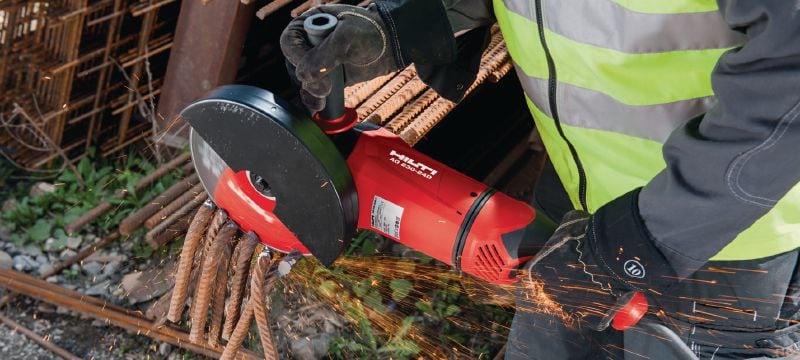 Amoladora angular AG 230-24D Amoladora angular de 2400 W con interruptor de emergencia de tipo dead man, empuñadura giratoria y escobillas de carbono de larga duración para discos de hasta 230 mm Aplicaciones 1