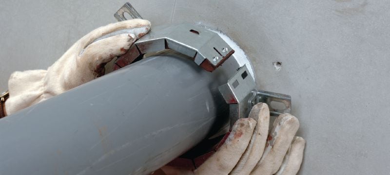 Abrazadera intumescente CFS-C P Abrazadera intumescente de retroequipamiento que cumple los requisitos de la homologación ETA que ayuda a crear una barrera contra el fuego y el humo en atravesamientos de tuberías existentes de entre 50 y 250 mm Aplicaciones 1